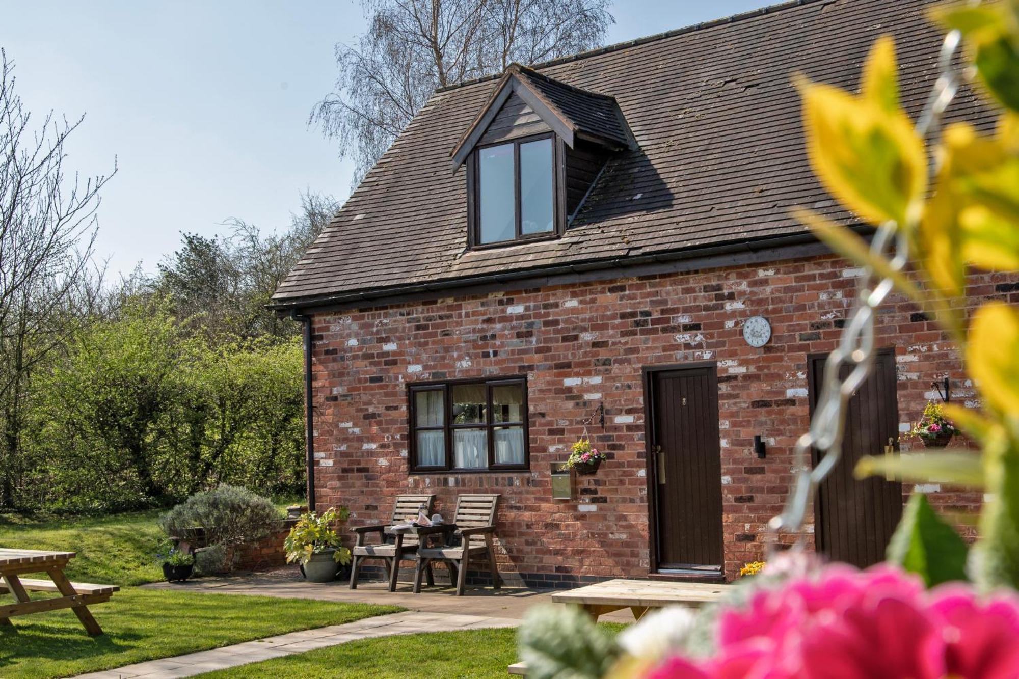 Charlie'S Cottage With Alpacas And 7Mins Drive To Alton Towers Denstone Exteriör bild